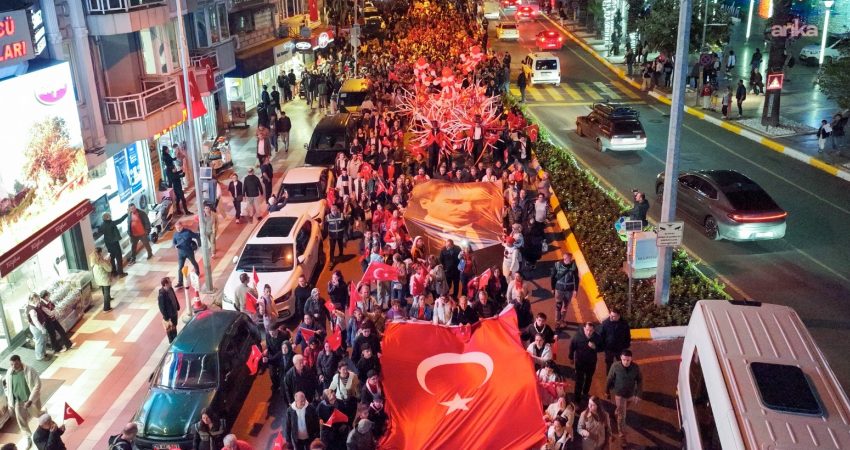 Efeler’de binler, “Cumhuriyet Yürüyüşü”nde buluştu Efeler Belediyesi'nin Cumhuriyet Yürüyüşü'nde binlerce kişi, ellerinde Türk bayrakları ve