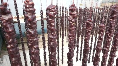 Tunceli’de geleneksel yöntemlerle orcik ve pestil üreten Seval Aksakal, üzümün