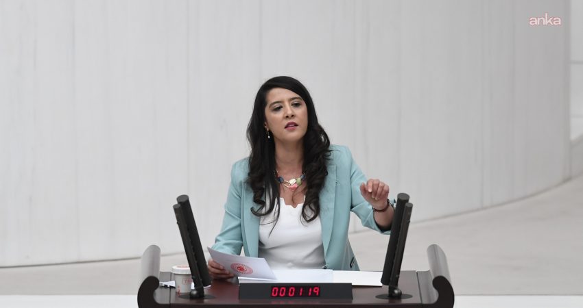 EMEP Gaziantep Milletvekili Sevda Karaca, İzmir Bornova’daki Sait Güzelcan Ortaokulu'nda