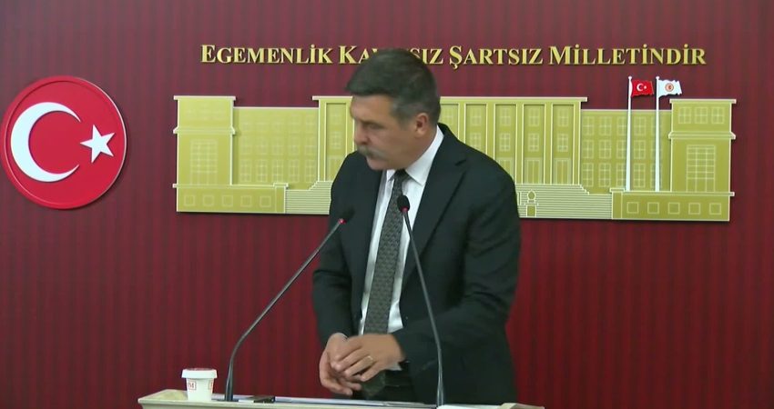 Erkan Baş: Halkın tokadını yiyor, sonra gaspla, mahkeme tehdidiyle, rüşvetle ele geçiriyor Türkiye İşçi Partisi Genel Başkanı Erkan Baş, İzmir Büyükşehir Belediye