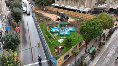 Eskişehir Büyükşehir Belediyesi, Kızılcıklı Mahmut Pehlivan Caddesi üzerinde bulunan meydanda