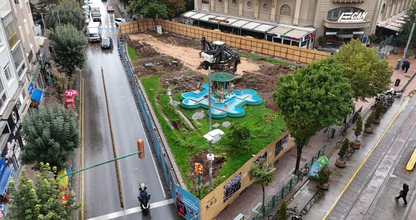 Eskişehir Büyükşehir Belediyesi, Kızılcıklı Mahmut Pehlivan Caddesi üzerinde bulunan meydanda