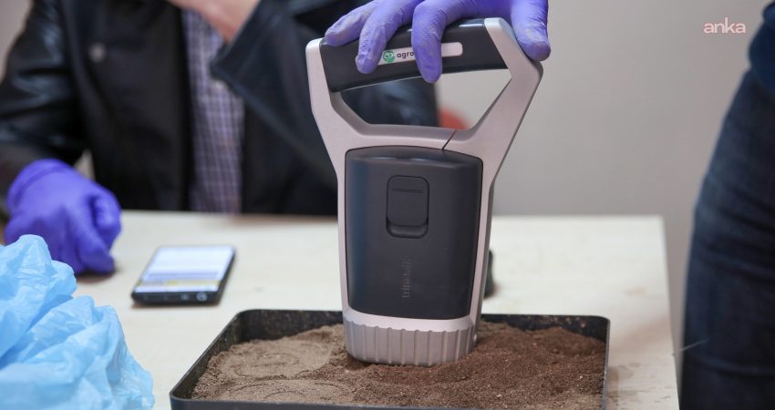Eskişehir Büyükşehir Belediyesi’nin üreticilere yönelik desteklerinden mobil toprak analizi çalışması,
