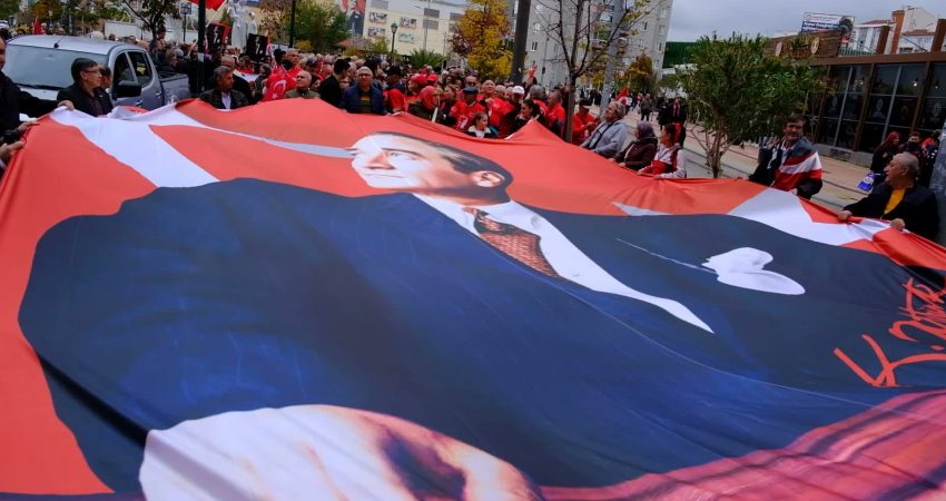 Eskişehir’de Cumhuriyet coşkusu: Binlerce kişi Vilayet Meydanı’na yürüdü Cumhuriyet'in 103’üncü yıl dönümü dolayısıyla Eskişehir’de binlerce vatandaşın katıldığı Cumhuriyet