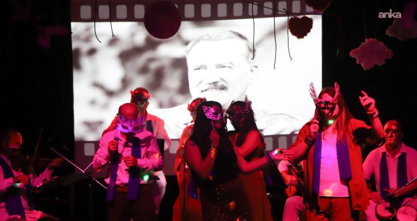 Eskişehir’de edebiyat ve sanat “Neşe” temasıyla buluştu Uluslararası Eskişehir Yunus Emre Edebiyat Şenliği, ikinci gününde edebiyatın, şiirin