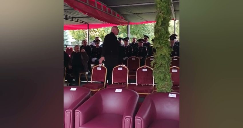 Eskişehir’de şehit babası protokol düzenine tepki gösterdi: “Hani baş tacıydık?” Eskişehir’de 29 Ekim Cumhuriyet Bayramı dolayısıyla düzenlenen törende, şehit babası