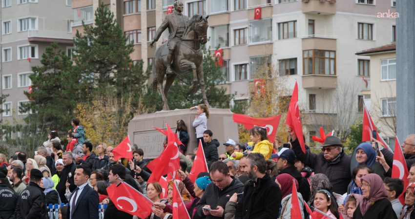 Eskişehir’de 29 Ekim Cumhuriyet Bayramı büyük bir coşkuyla kutlandı. Atatürk