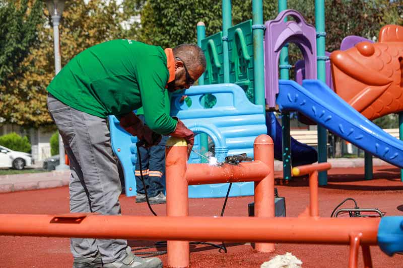 Etimesgut Belediyesi, Ayyıldız, Altay, Eryaman ve Güzelkent mahallelerindeki parklarda bakım