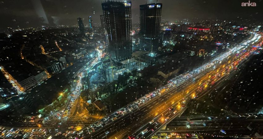 Yaklaşık 24 saattir etkisini sürdüren yağış ve fırtına İstanbul'da yaşamı