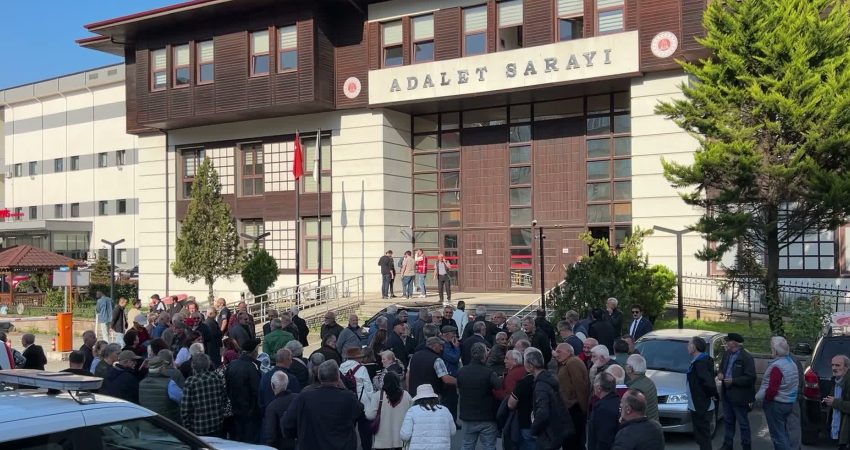 Fındıklı Belediye Başkanı Çervatoğlu hakkında “ulaşım aracının hareketini engellediği” suçlamasıyla ceza talebi Fındıklı Belediye Başkanı Ercüment Şahin Çervatoğlu hakkında, Çağlayan Vadisi’ndeki içme