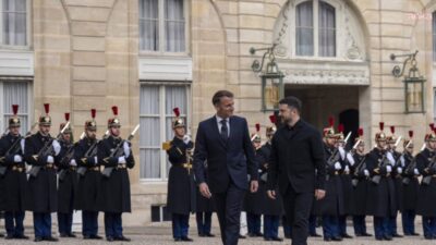 Fransa Cumhurbaşkanı Emmanuel Macron, Ukrayna Devlet Başkanı Volodimir Zelenski ile