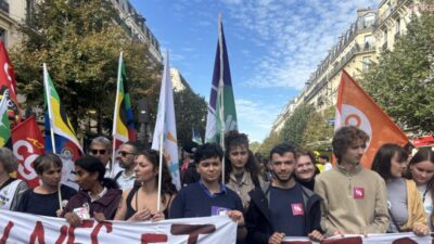 Fransa'da lise öğrencilerinin eğitim sistemindeki eşitsizlikler ve kaynak yetersizliğine karşı