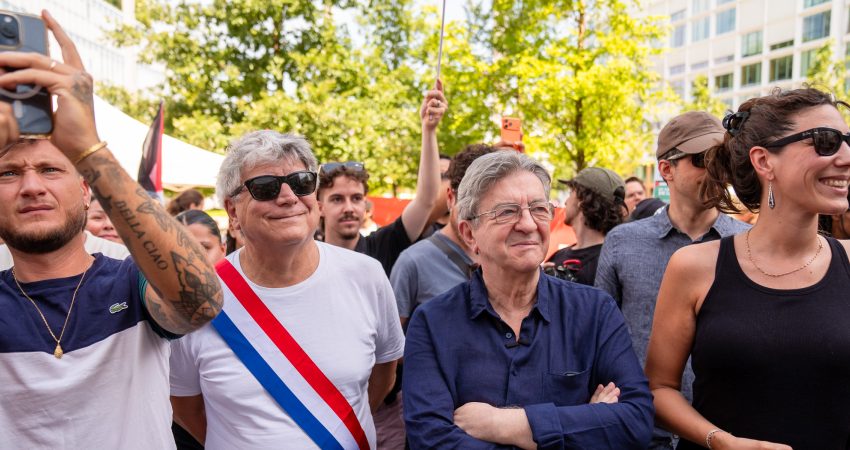 Fransız solcu lider Melenchon’dan polisin öğrenci protestolarına müdahalesine tepki Fransa'da öğrenci protestolarında polis müdahalesi ve gözaltılara yönelik tartışmalar sürüyor.