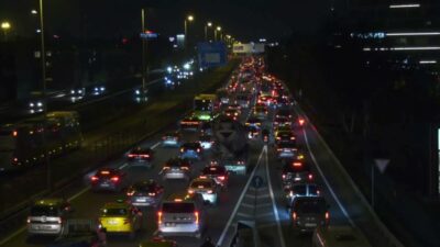 Çalışma günleri iş çıkışında trafik yoğunluğunun rutin hale geldiği İstanbul'da