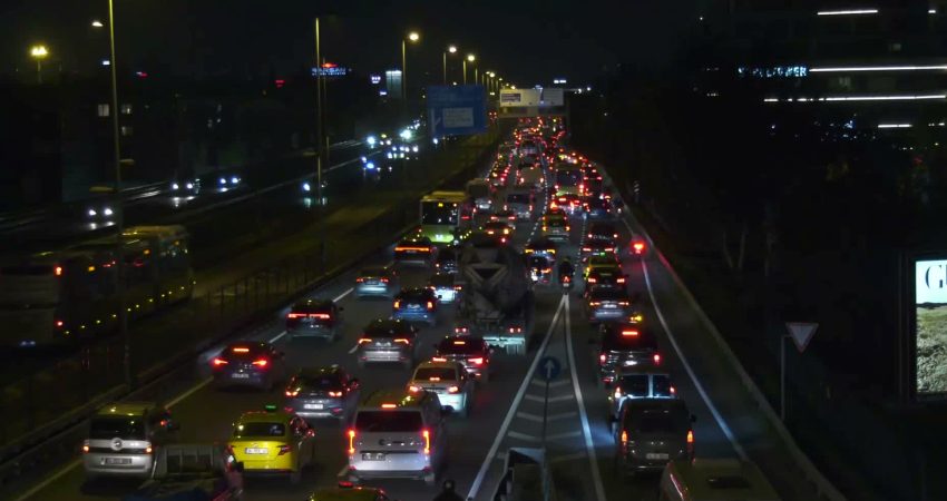 Çalışma günleri iş çıkışında trafik yoğunluğunun rutin hale geldiği İstanbul'da