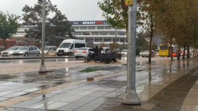 Gaziantep’te öğle saatlerinin ardından etkili olan sağanak, kentte günlük yaşamı