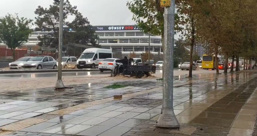 Gaziantep’te sağanak nedeniyle cadde ve sokakları su bastı Gaziantep’te öğle saatlerinin ardından etkili olan sağanak, kentte günlük yaşamı