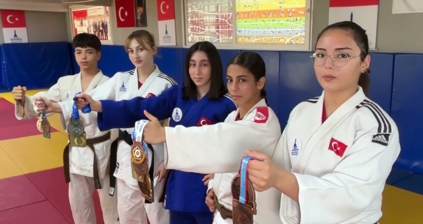 Yıldızlar Balkan Judo Şampiyonası’nda Türkiye’nin takım şampiyonluğuna katkı sağlayan İzmir