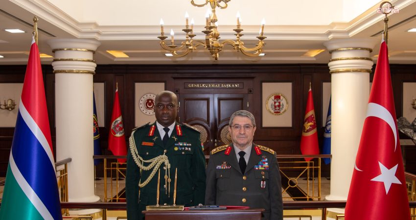 Genelkurmay Başkanı Orgeneral Bayraktaroğlu, Gambiyalı mevkidaşı Gomez ile görüştü Genelkurmay Başkanı Orgeneral Selçuk Bayraktaroğlu, resmi ziyaret kapsamında Ankara’da bulunan