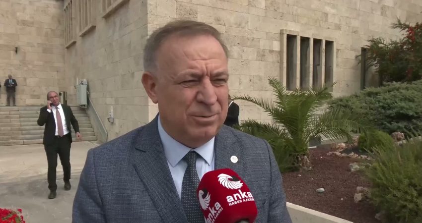 Gökan Zeybek’ten “fon krizi” değerlendirmesi: “İktidar gidici olduğunu görüyor, giderayak zenginleşmeye çalışıyor” YENİ Parti İstanbul Milletvekili Gökan Zeybek, "fon krizi"ne ilişkin "Bu
