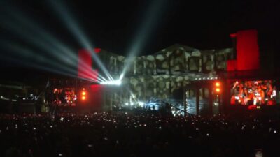 Manisa’da, Büyükşehir Belediyesi’nin ev sahipliğinde Sardes Antik Kenti’nde düzenlenen konserde
