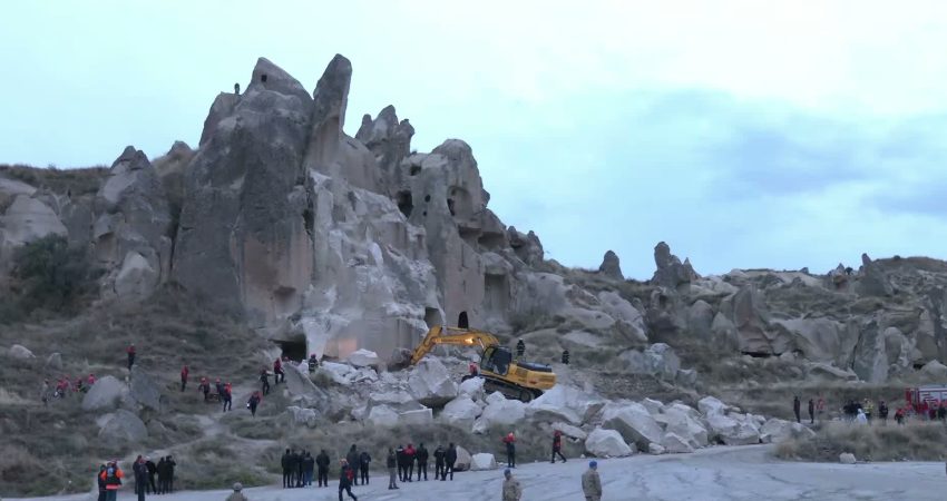 Göreme’de çöken peribacasında arama kurtarma çalışmaları tamamlandı Nevşehir’in Göreme beldesinde, Açık Hava Müzesi girişinde yağış nedeniyle meydana
