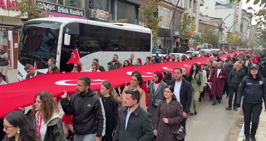 Hakkari’nin Yüksekova ilçesinde 29 Ekim Cumhuriyet Bayramı’nın 103’üncü yılı dolayısıyla