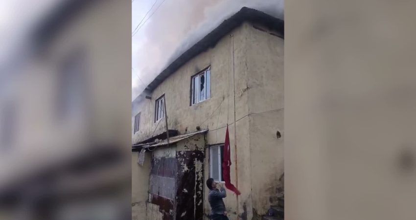 Hakkari’de okul yangınında bayrağa koştu Hakkari’nin Yüksekova ilçesine bağlı Dağlıca köyünde, geçen yıl 4 öğrencinin