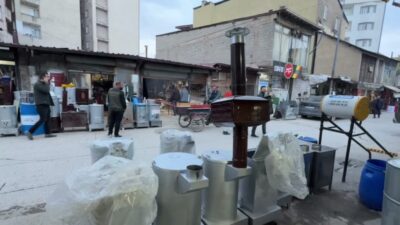 Uzun kış mevsimine hazırlanan Yüksekova’da yurttaşlar fiyatı 15 bin liraya