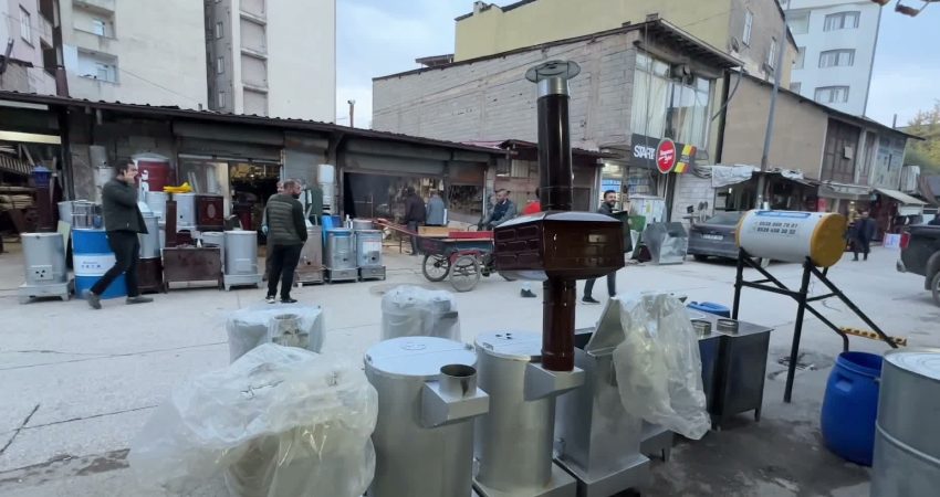 Uzun kış mevsimine hazırlanan Yüksekova’da yurttaşlar fiyatı 15 bin liraya