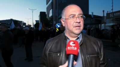 Halk TV önünde düzenlenen dayanışma eyleminde konuşan kanalın eski yöneticileri