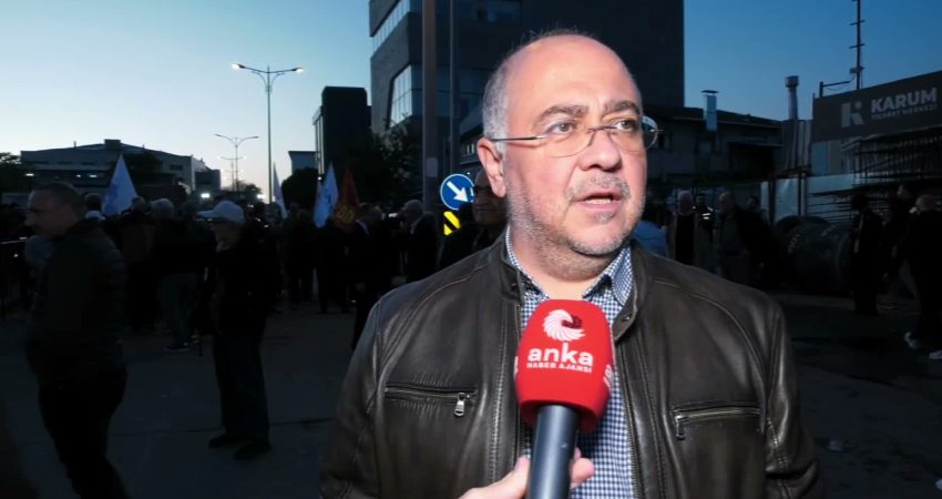 Halk TV önünde düzenlenen dayanışma eyleminde konuşan kanalın eski yöneticileri
