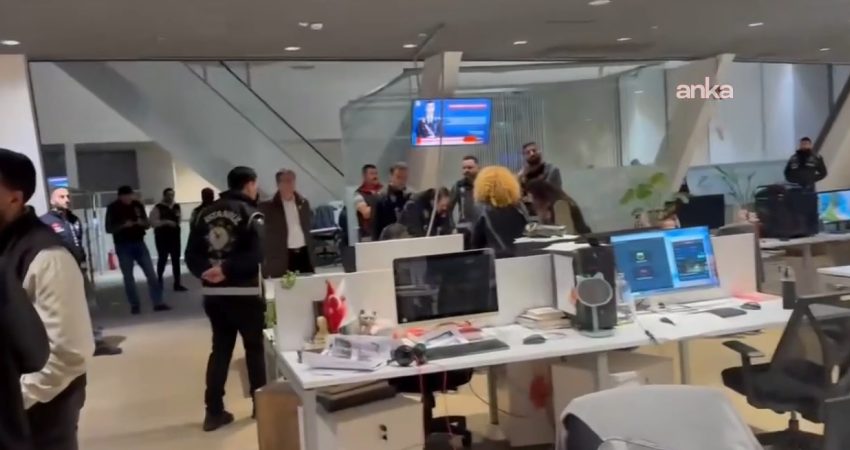 Halk TV’ye kayyım atandı… Kültür Sanat Sen: Gerçeğin sesi karanlığa teslim olmayacak Kültür Sanat-Sen'den, Halk TV’ye kayyım atanmasına ilişkin yapılan açıklamada, müdahalenin
