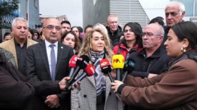 İstanbul Baro Başkan Yardımcısı Rukiye Leyla Süren, Halk TV İstanbul Bürosu önünde
