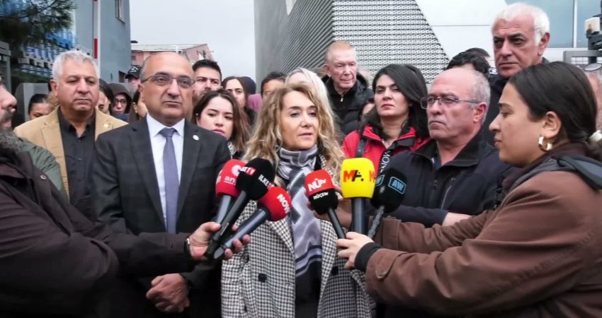 İstanbul Baro Başkan Yardımcısı Rukiye Leyla Süren, Halk TV İstanbul Bürosu önünde