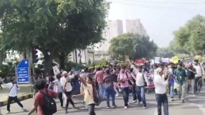 Hindistan’ın başkenti Yeni Delhi’de gençlerin öncülüğündeki Hamam Böceği Halk Partisi (CJP)