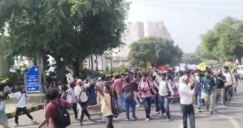 Hindistan’ın başkenti Yeni Delhi’de gençlerin öncülüğündeki Hamam Böceği Halk Partisi (CJP)