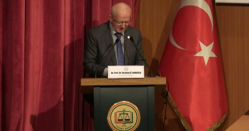 İbrahim Kaboğlu’ndan İBB Davası’nda mahkeme başkanının avukatlara yönelik tutumuna tepki: “Savaş ortamında bile rastlanmayacak bir durumdur” İstanbul Barosu Başkanı Prof. Dr. İbrahim Kaboğlu, İstanbul Büyükşehir Belediyesi’ne