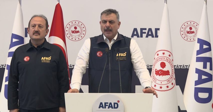 İçişleri Bakanı Mustafa Çiftçi: İstanbul’da 3 kişi hayatını kaybetti, 6 kişi için arama çalışmaları sürüyor İçişleri Bakanı Mustafa Çiftçi, İstanbul başta olmak üzere olumsuz hava