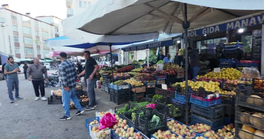Iğdır’da manav esnafı ve yerel üreticiler, iş yerlerinin önünde sebze
