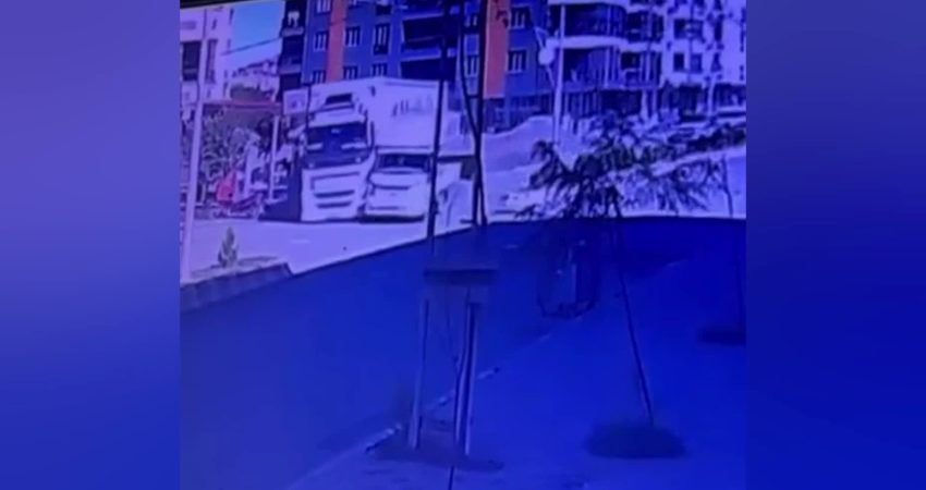 Iğdır’da trafik tartışmasının ardından TIR sürücüsü kamyoneti yandan çarparak yol