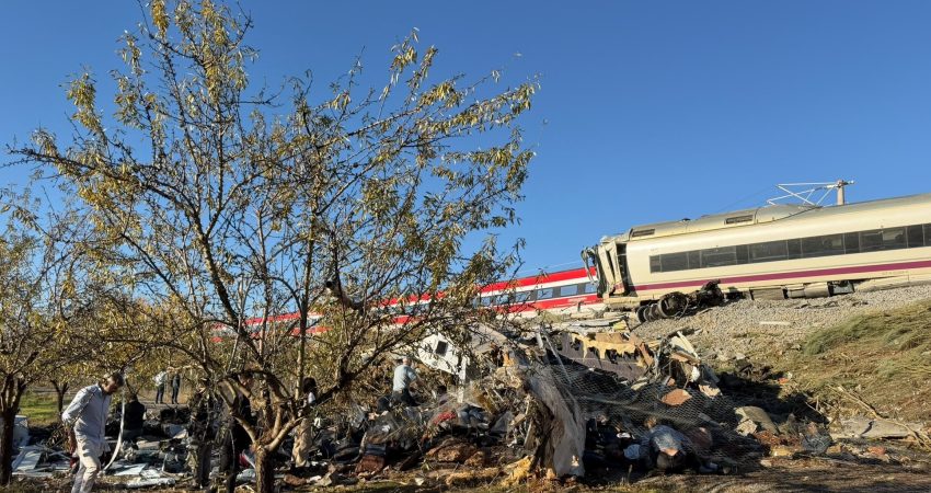 İspanya'nın Toledo bölgesinde iki hızlı trenin çarpışmasıyla meydana gelen kazada