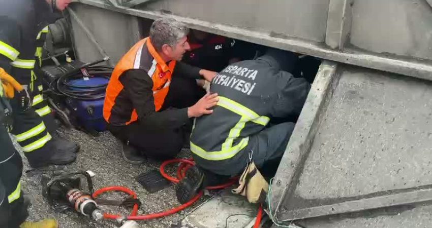Isparta-Antalya Dereboğazı yolu Kazak Tünelleri mevkisinde devrilen otobüsteki 1 kişi