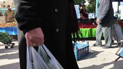 Isparta’da pazarda alışveriş yapanlar ile pazar esnafı pahalılıktan yakındı. Pazarcılar