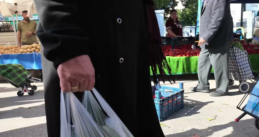 Isparta’da pazarda alışveriş yapanlar ile pazar esnafı pahalılıktan yakındı. Pazarcılar