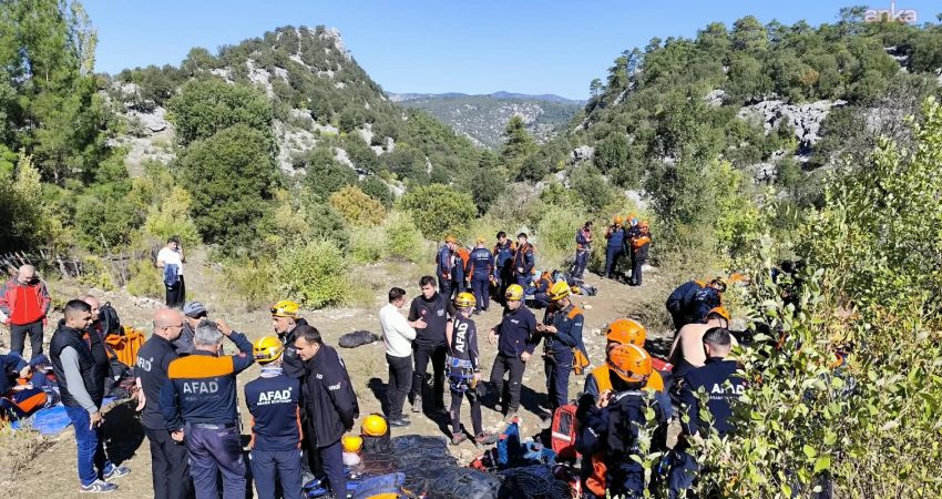 Isparta’da Yazılı Kanyon’da mahsur kalan 10 kişiyi kurtarma çalışmaları yeniden başlatıldı Isparta’nın Sütçüler ilçesindeki Yazılı Kanyon’da dün mahsur kalan 10 kişinin