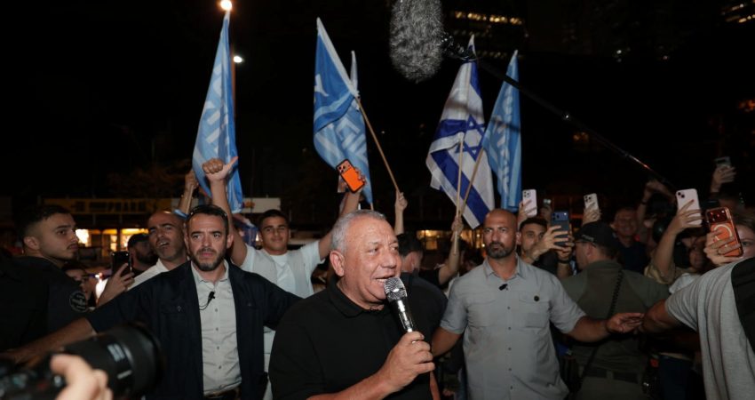 İsrail'de dün yapılan genel seçimlerde oyların yüzde 51,5'inin sayılmasının ardından