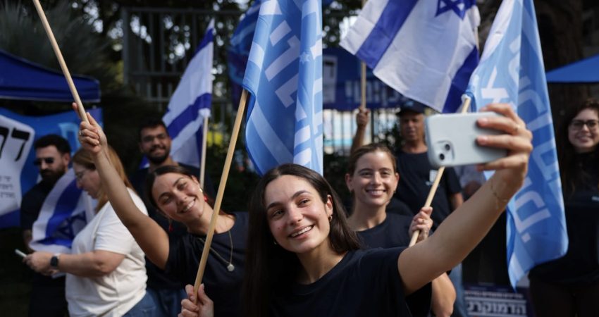 İsrail seçimlerinde son durum: Netanyahu bloku 53 sandalyeye geriledi İsrail genel seçimlerinde toplam oyların yaklaşık yüzde 85'ine tekabül eden