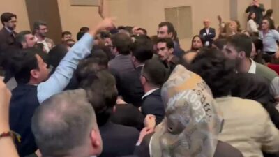 İstanbul Barosu’nun 128. Olağan Genel Kurulu sırasında gerginlik yaşandı. Yumruklaşmalar