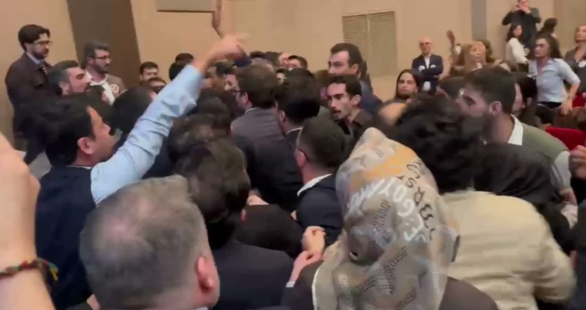 İstanbul Barosu’nun 128. Olağan Genel Kurulu sırasında gerginlik yaşandı. Yumruklaşmalar